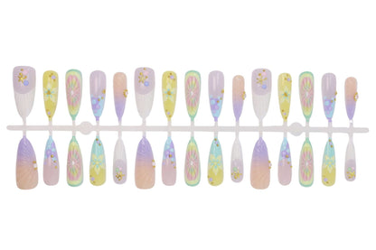 Kunstnagelset mit kreativen Blüten- und Glitzerdetails Brehn