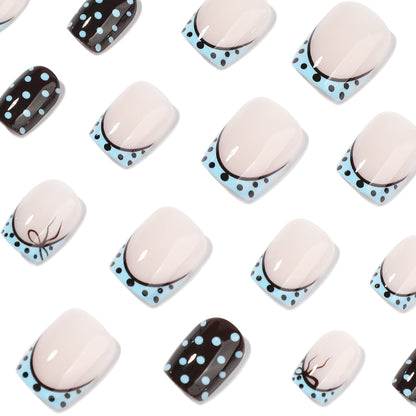 Kunstvolle Nagelverlängerungen mit verspielten Punkten und elegantem Design Brehn