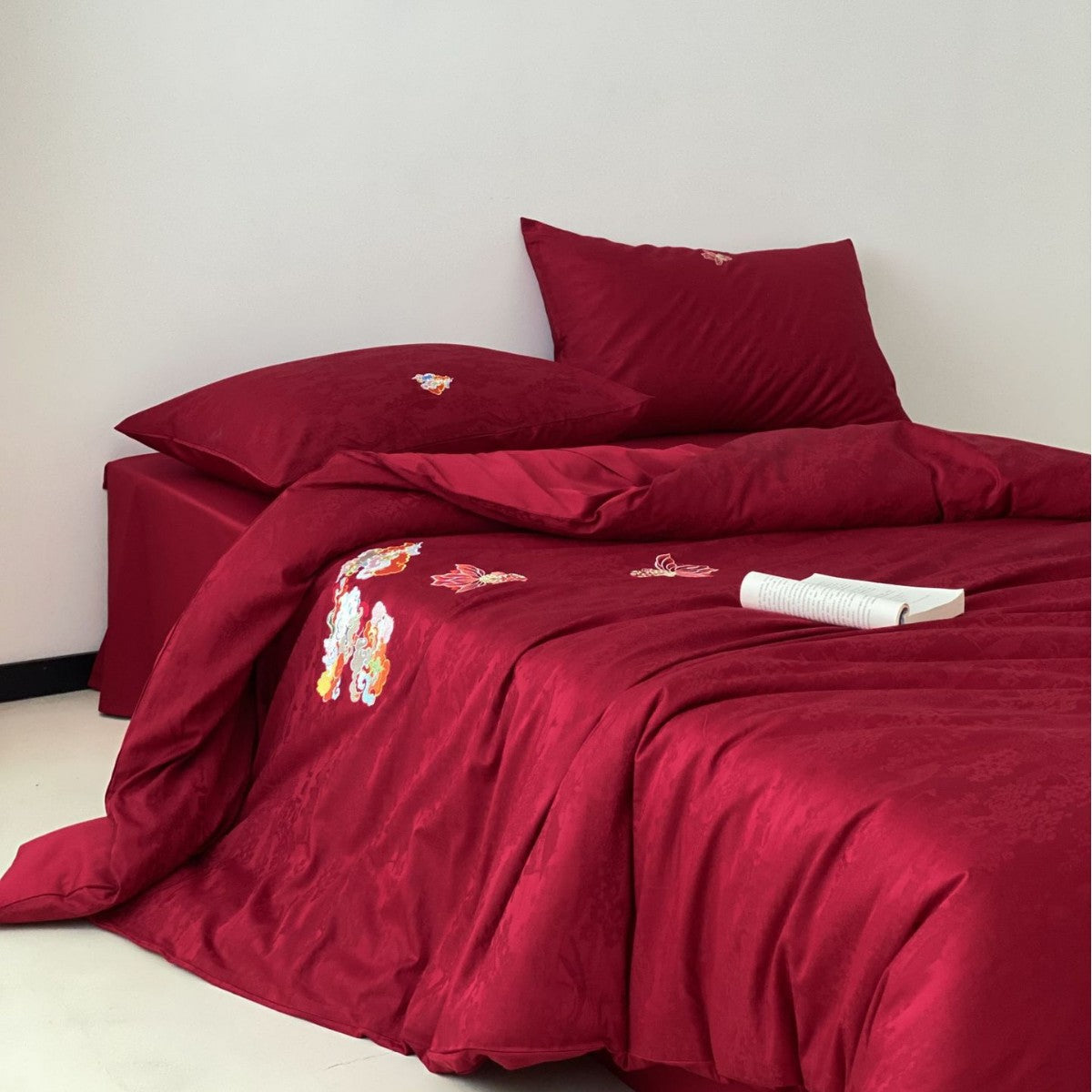 Premium Bettwäsche-Garnitur aus Mako-Baumwoll-Satin mit floraler Jacquardstruktur und gestickten Applikationen Brehn