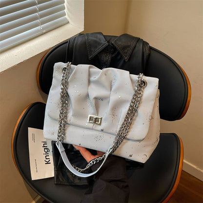 Stylische Handtasche mit Kettenakzenten