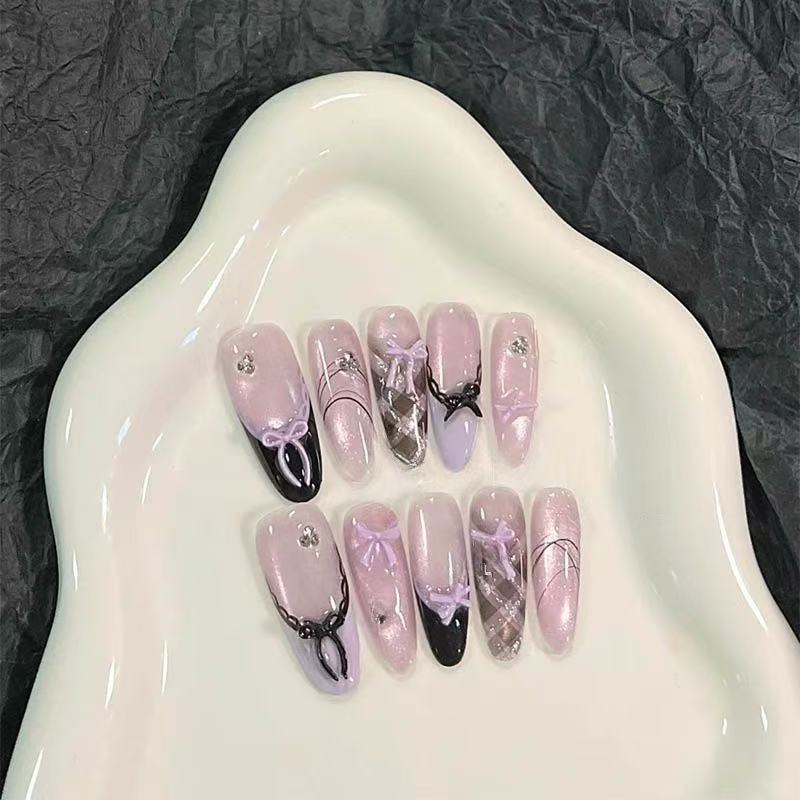 Künstlerisches Press-On-Nagelset mit Schleifenmuster