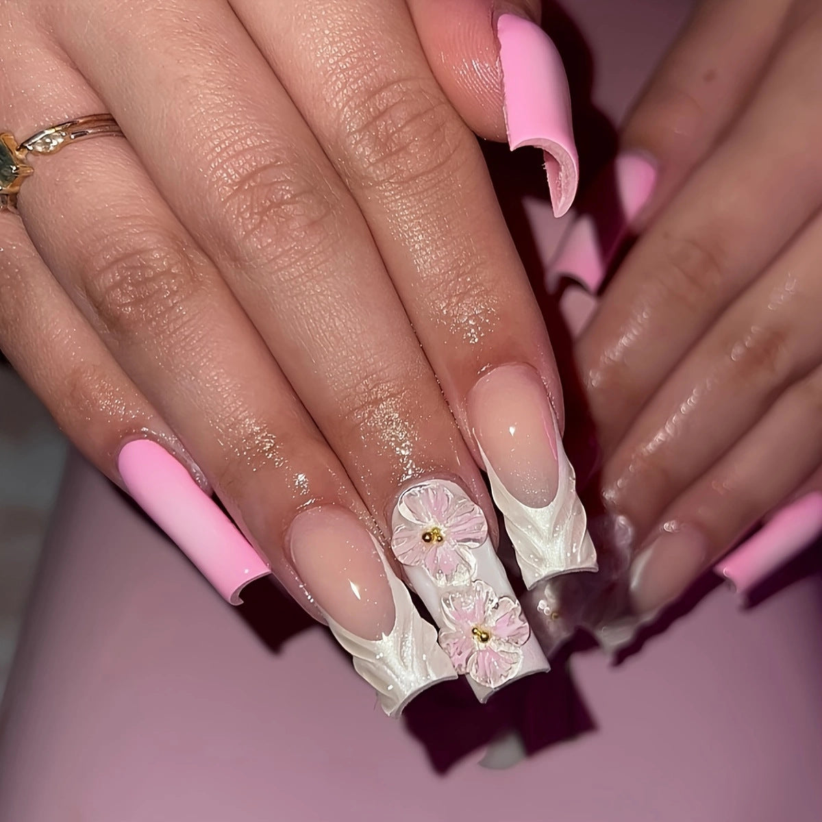 Künstlerische florale Press-On-Nagelerweiterungen Brehn