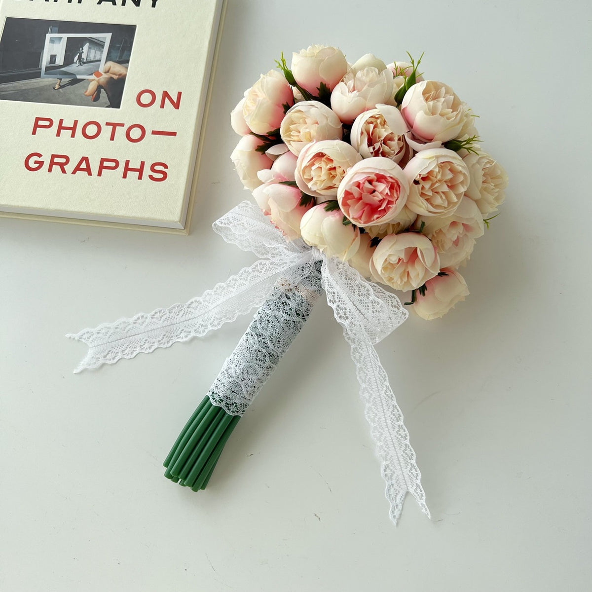 Eleganter Pfingstrosenblumenstrauß