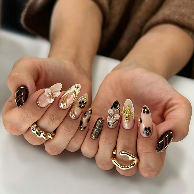 Kunstnägel Set mit eleganten Goldakzenten und floralen Verzierungen Brehn