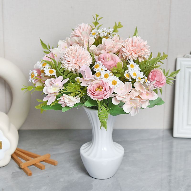 Lebensechte Blumenarrangement in modernem Vase
