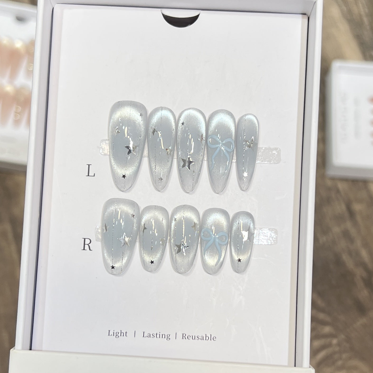 Dekorativer Stiletto Press-On Nagelset mit Stern- und Bogenakzenten Brehn