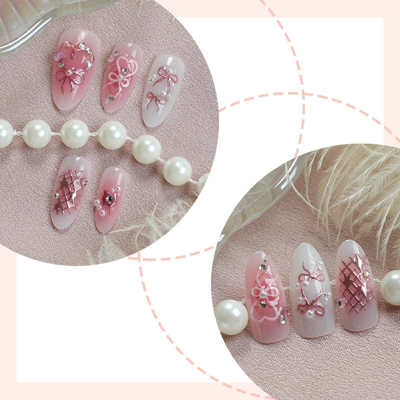 Elegantes Kunstnagelset mit floralen und Glitzerdetails Brehn