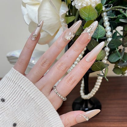Elegante Stiletto Press-On Nagelkunst mit Strass- und Perlenakzenten Brehn