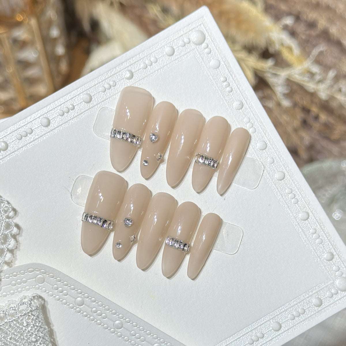 Elegantes Stiletto Press-On Nagelset mit Diamantakzenten Brehn