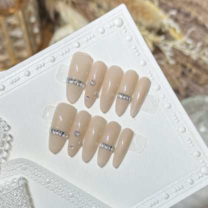 Elegantes Stiletto Press-On Nagelset mit Diamantakzenten Brehn