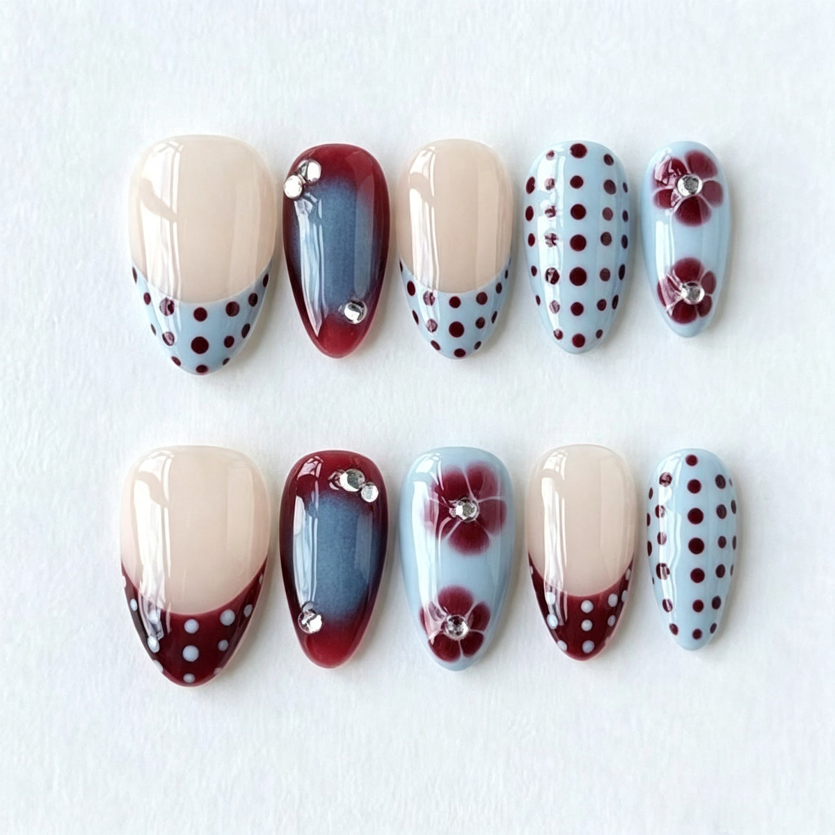 Elegantes Press-On Nagelkunstset mit floralem und gepunktetem Design Brehn