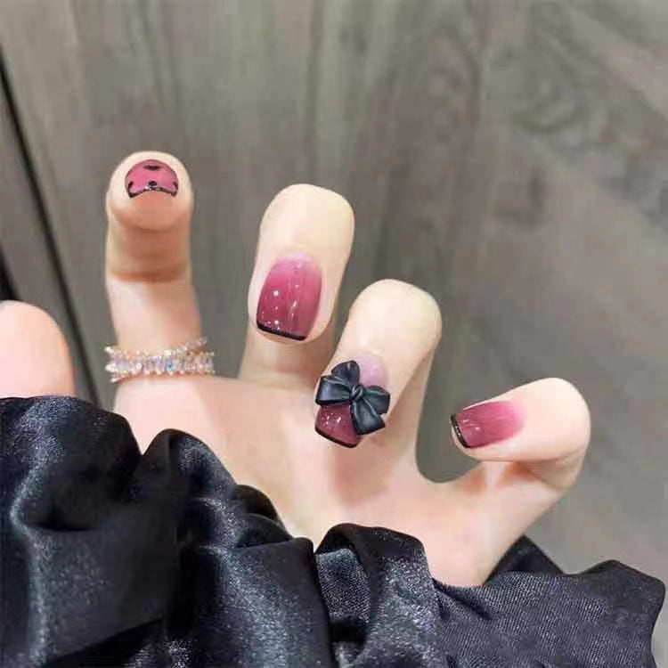 Themen Press-On Nagelset mit dekorativen Herz- und Schleifendesigns