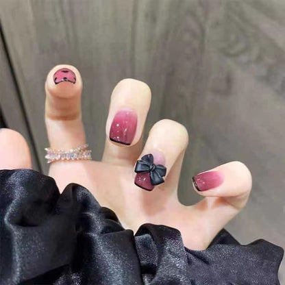 Themen Press-On Nagelset mit dekorativen Herz- und Schleifendesigns