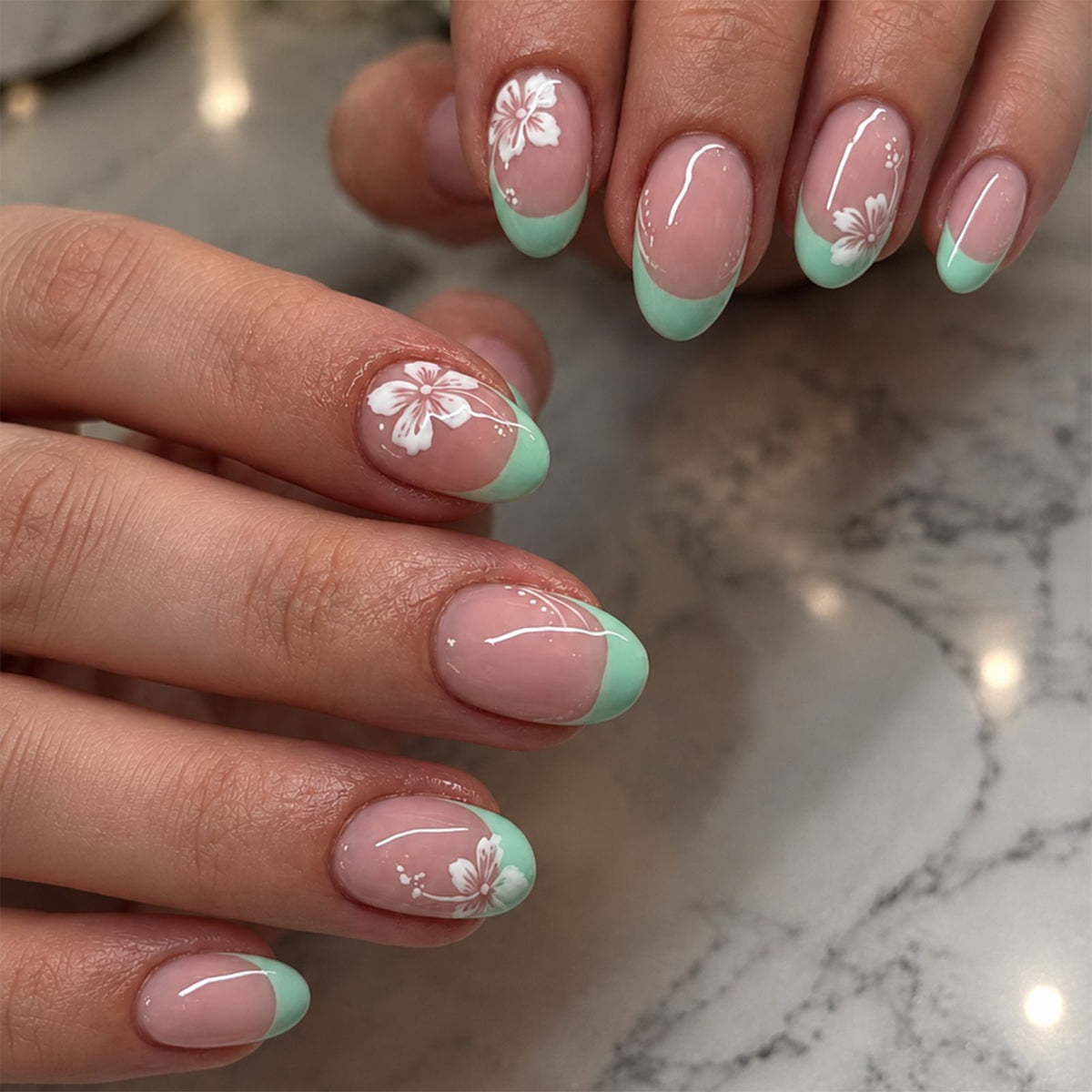Kunstnagelset mit stilvollen floralen Akzenten Brehn