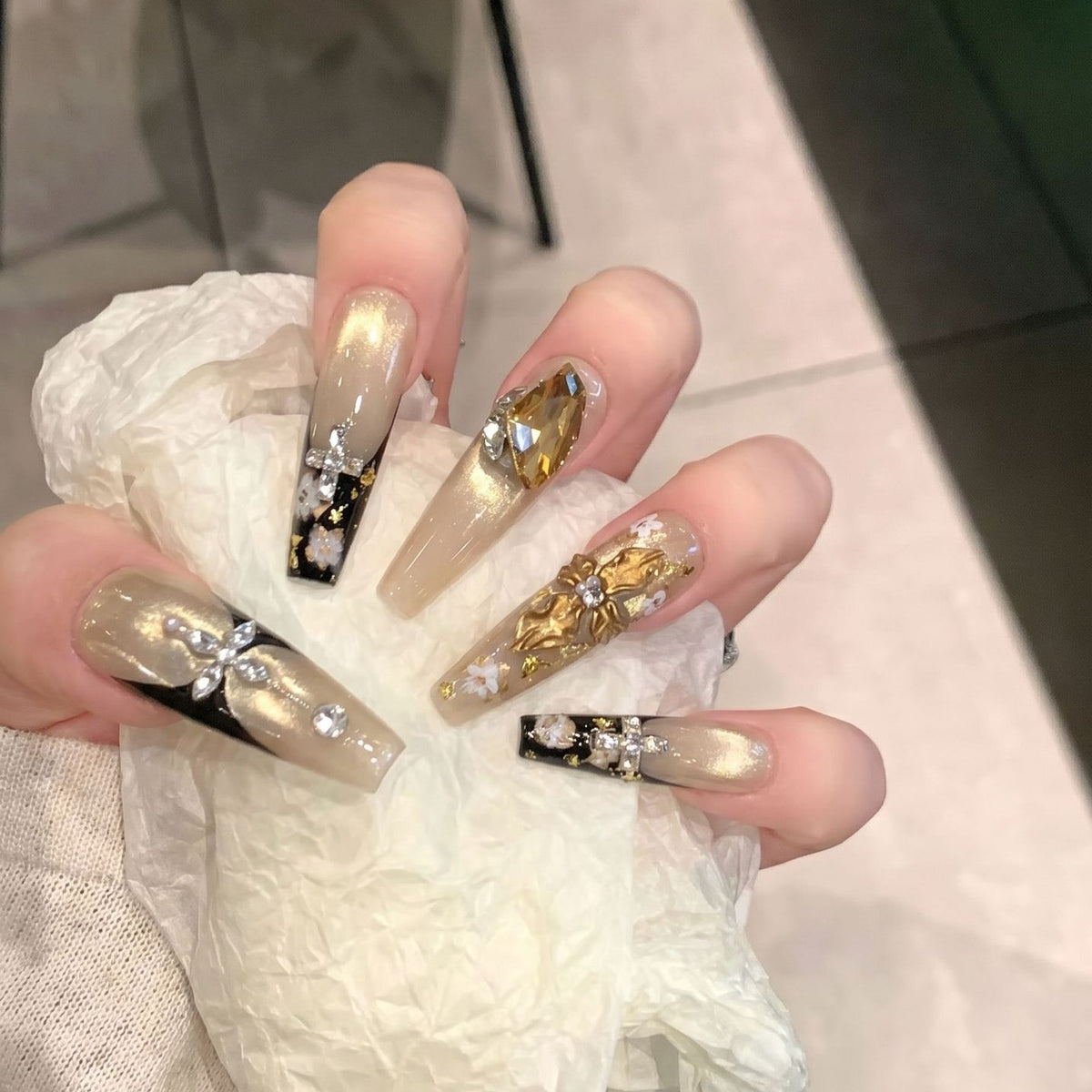 Elegantes dekoratives Press-On-Nagelkunst-Set mit Strass und floralen Akzenten Brehn