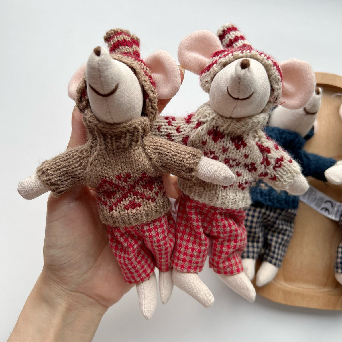 Handgefertigte Baumwoll-Plüschmaus Puppe mit gehäkeltem Kleid