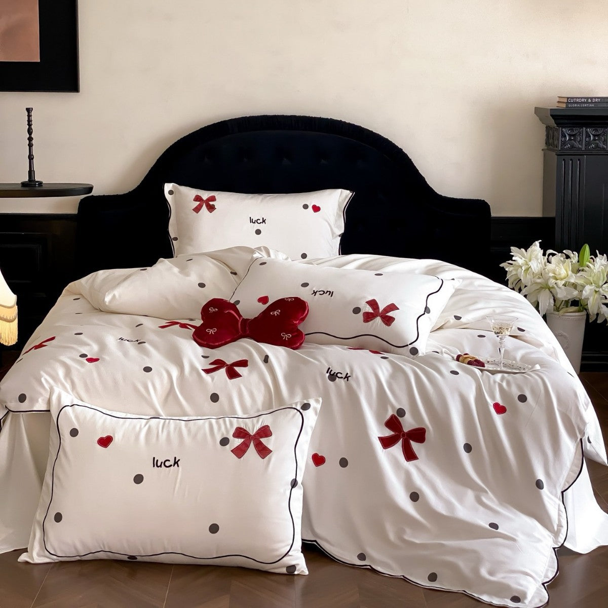 Dekorative Baumwollsatin Bettbezug Set mit gesticktem Schleifen- und Punktemuster