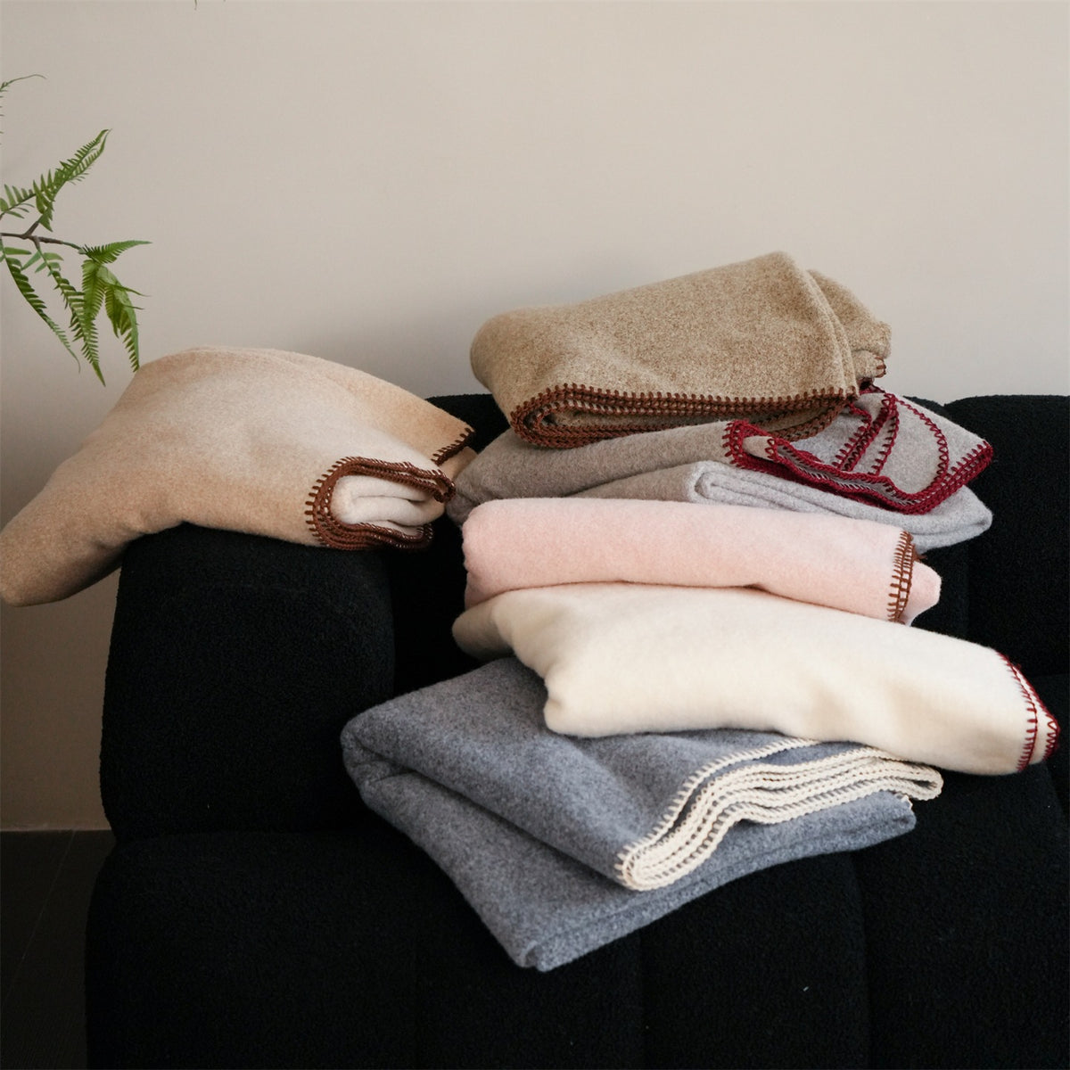 Premium-Wollplaid mit feiner Handstich-Kante und besonders weichem Fall