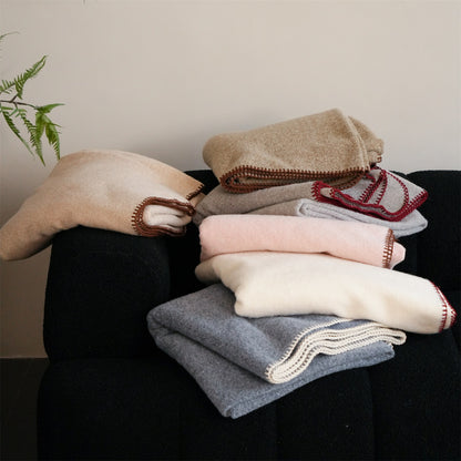 Premium-Wollplaid mit feiner Handstich-Kante und besonders weichem Fall