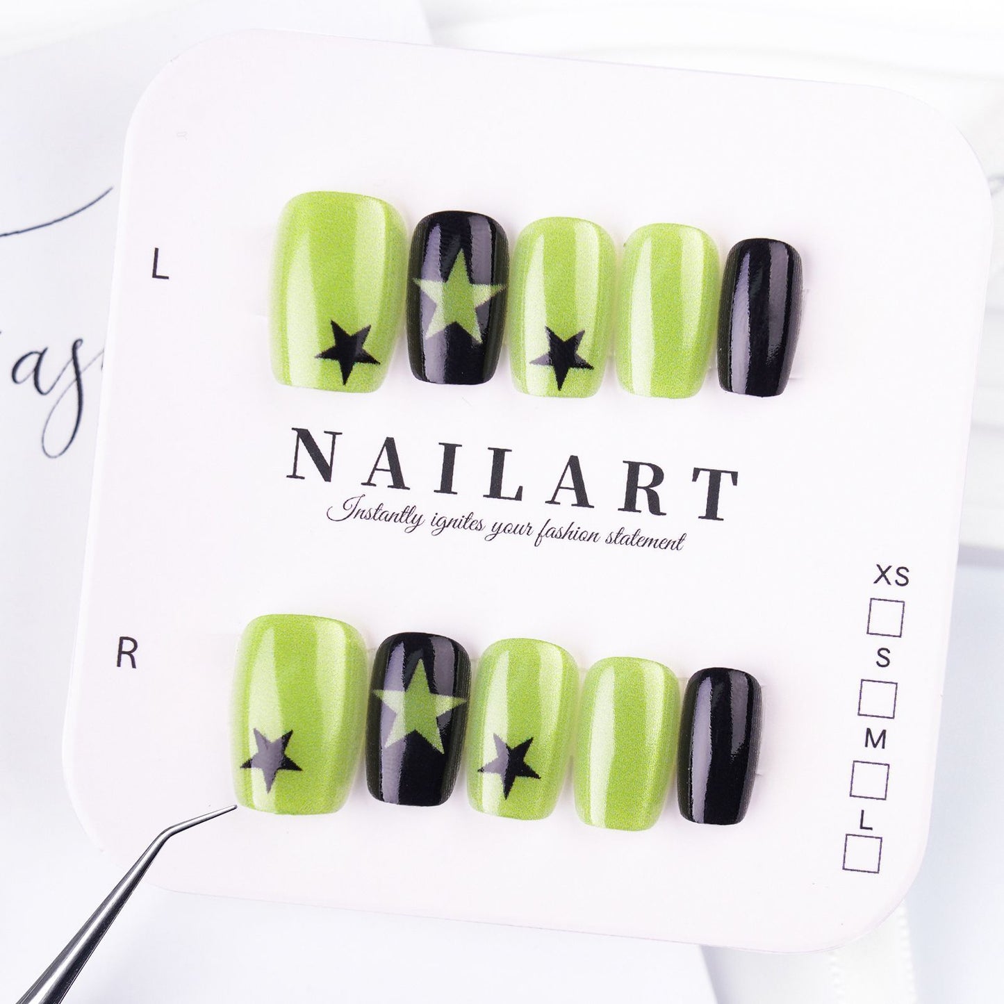 Elegantes Press-On-Nail-Art-Set mit floralen und gemstone Verzierungen Brehn