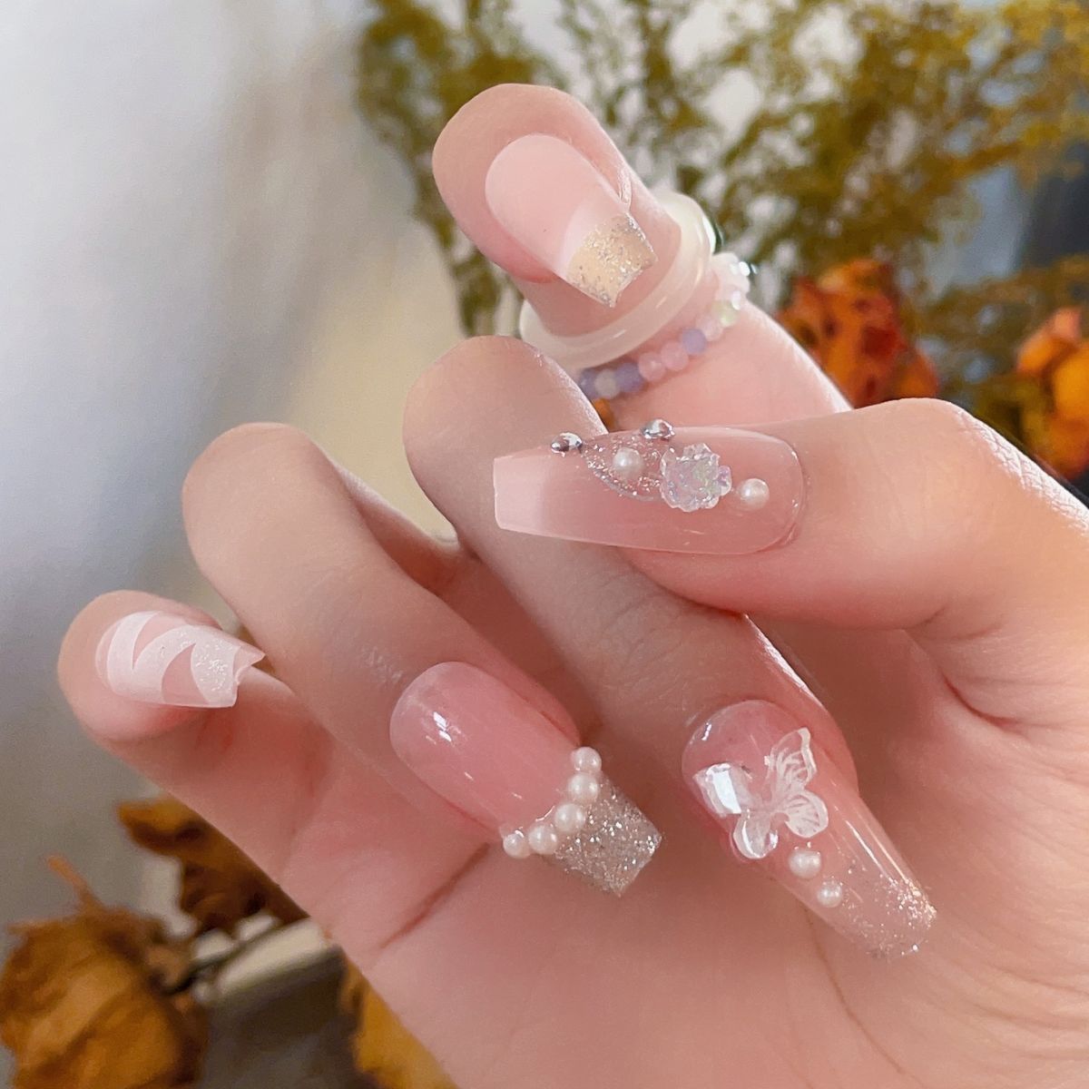 Kunstnägel mit glamourösem Perlen- und Glitzerdesign Brehn