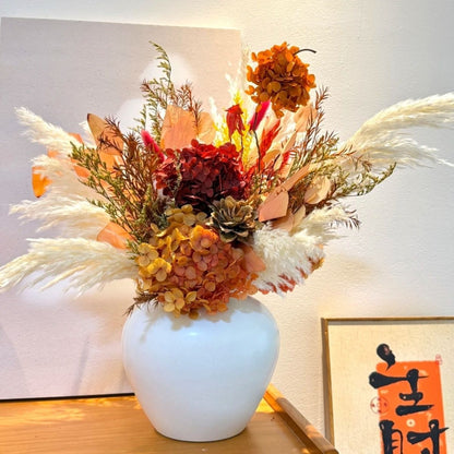 Getrockene Blumenarrangement in eleganter Vase