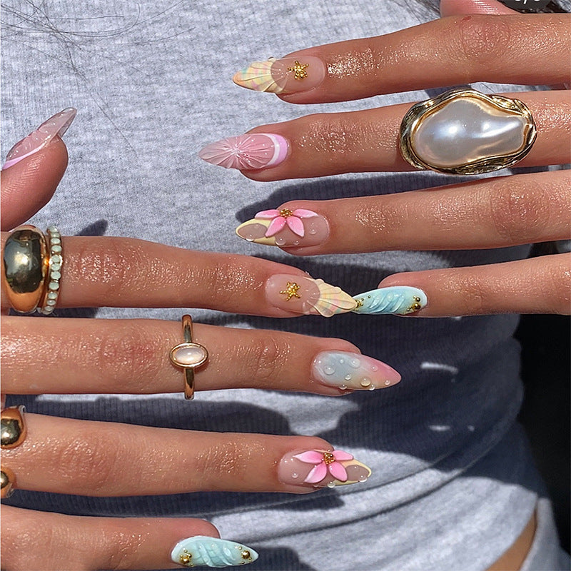 Kunstnägel mit kreativem Blumen- und Glitzerdetail Brehn