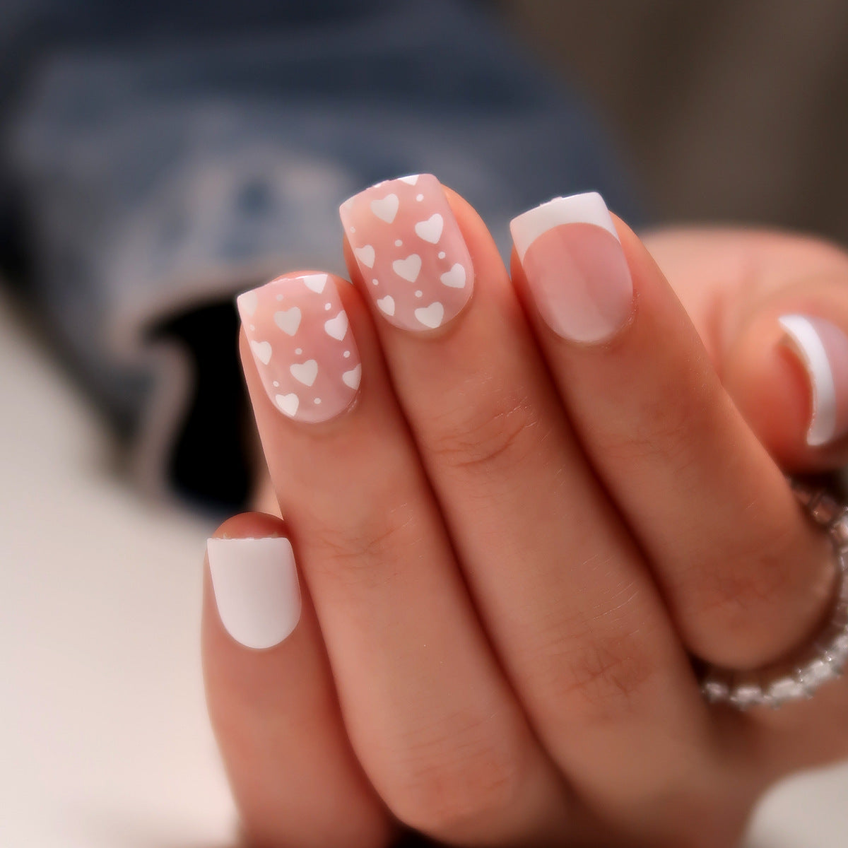 Kunstvolle Nagelkunst mit Herz-Muster Brehn
