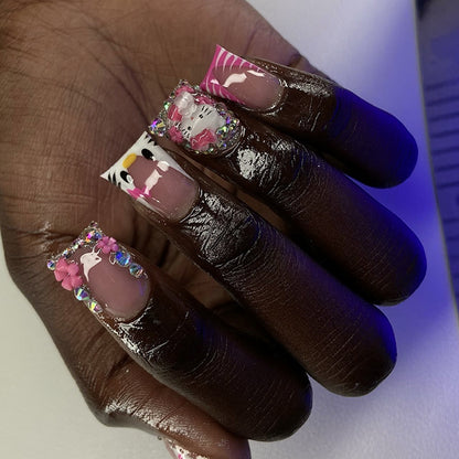Kunstvolle Nagelkunst mit Tiermotiven und Glitzerakzenten Brehn