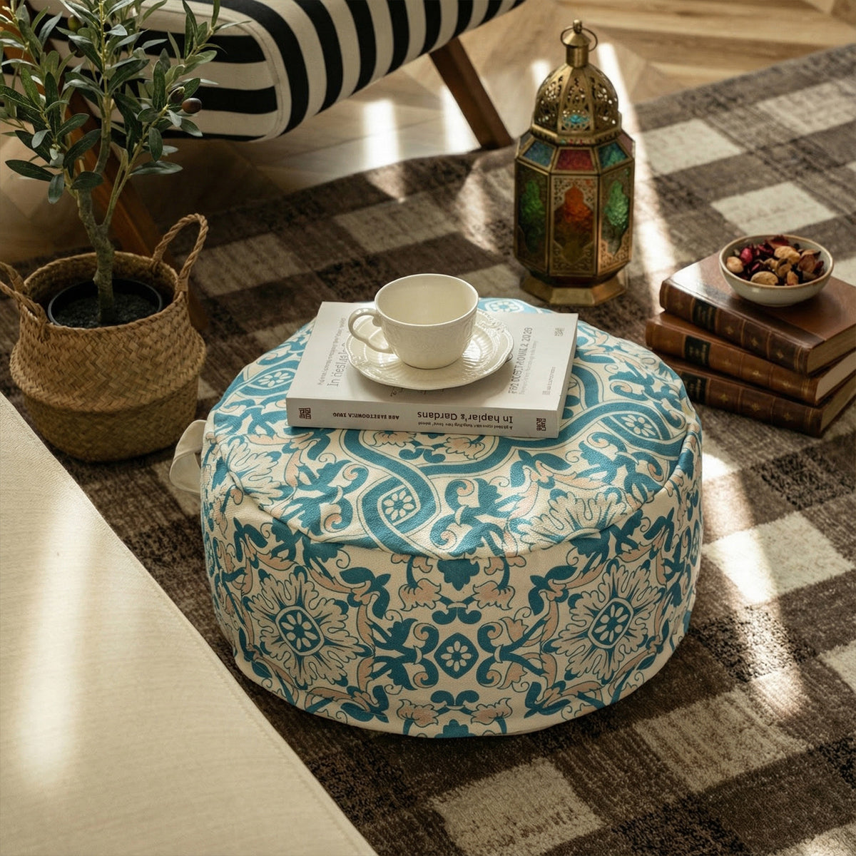 Runder Boden-Pouf mit gewebtem Ornamentmuster und Tragegriff Brehn