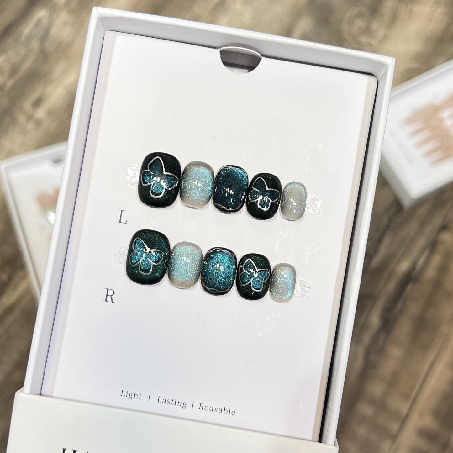Dekoratives Press-On Nagelkunstset mit Schmetterlings- und Glitzerakzenten Brehn