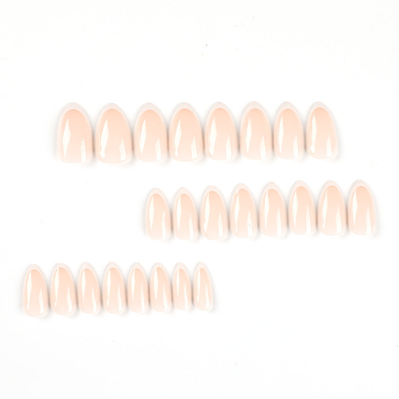 Kunstvolle Nagelverlängerungen im eleganten French-Tip Design Brehn