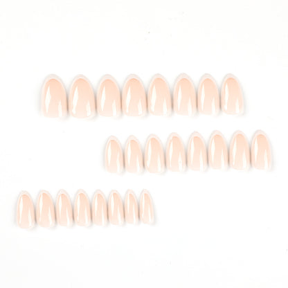 Kunstvolle Nagelverlängerungen im eleganten French-Tip Design Brehn