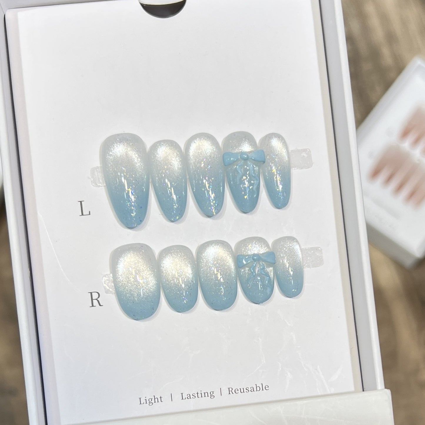 Glänzendes Press-On Nagelkunst-Set mit Schleifenakzenten Brehn