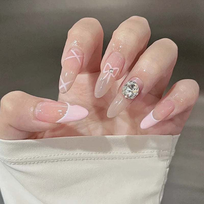 Kunstnagelset mit elegantem Design und traumhaften 3D-Applikationen Brehn