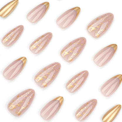 Kunstvolle Stiletto-Nägel mit Glitzer- und Goldakzenten Brehn