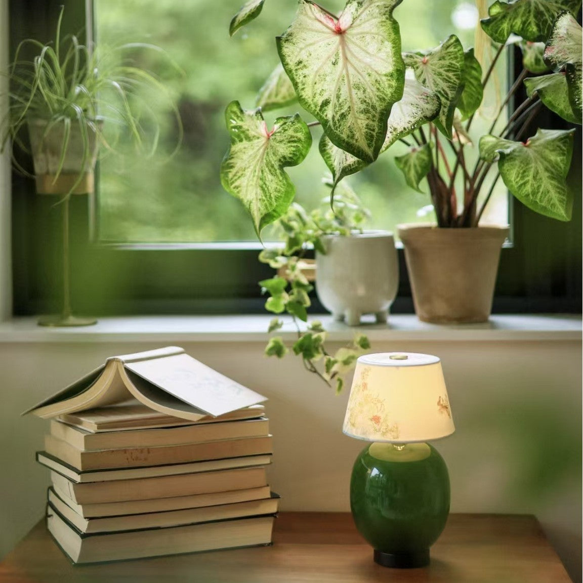 Blumengemusterte Tischlampe