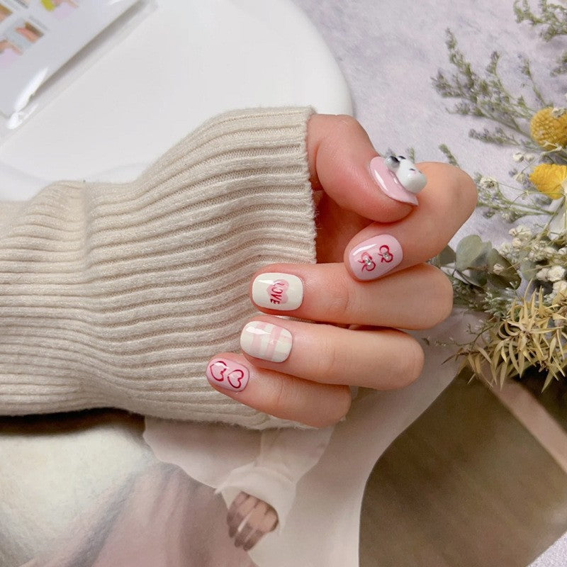 Kreatives Kunstnagelset mit modernen Herzmotiven Brehn