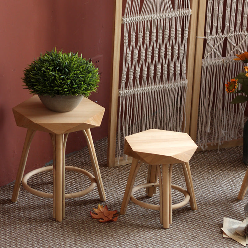 Moderner Hocker aus massivem Holz Brehn