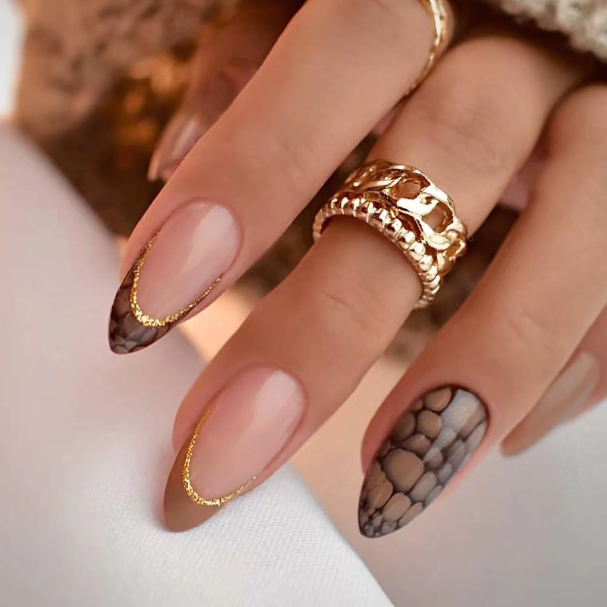 Kunstvolle Stiletto-Nägel mit elegantem Goldverzierung Brehn