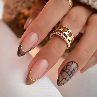 Kunstvolle Stiletto-Nägel mit elegantem Goldverzierung Brehn
