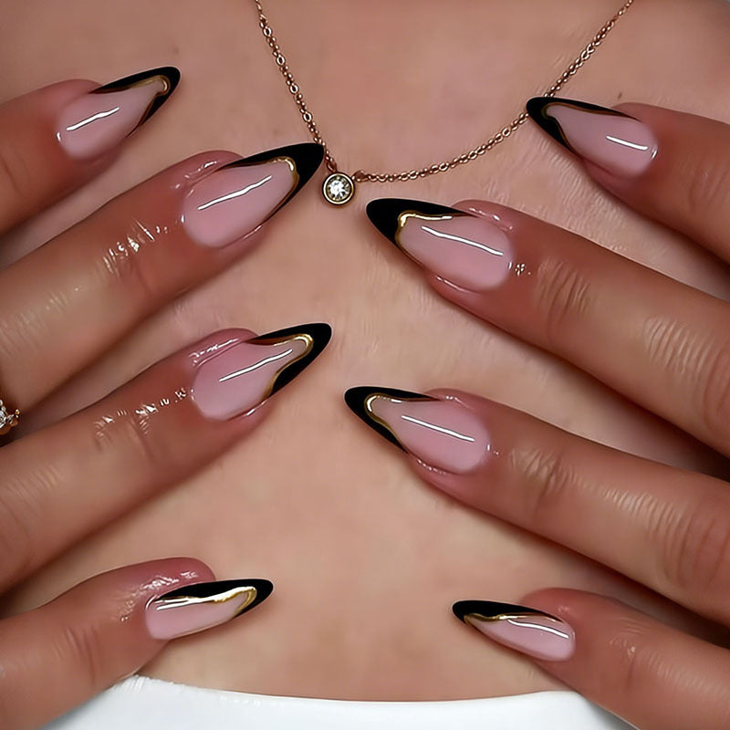 Kunstnagelset mit elegantem Schwarz-Weiß-Spitzen Akzent Brehn