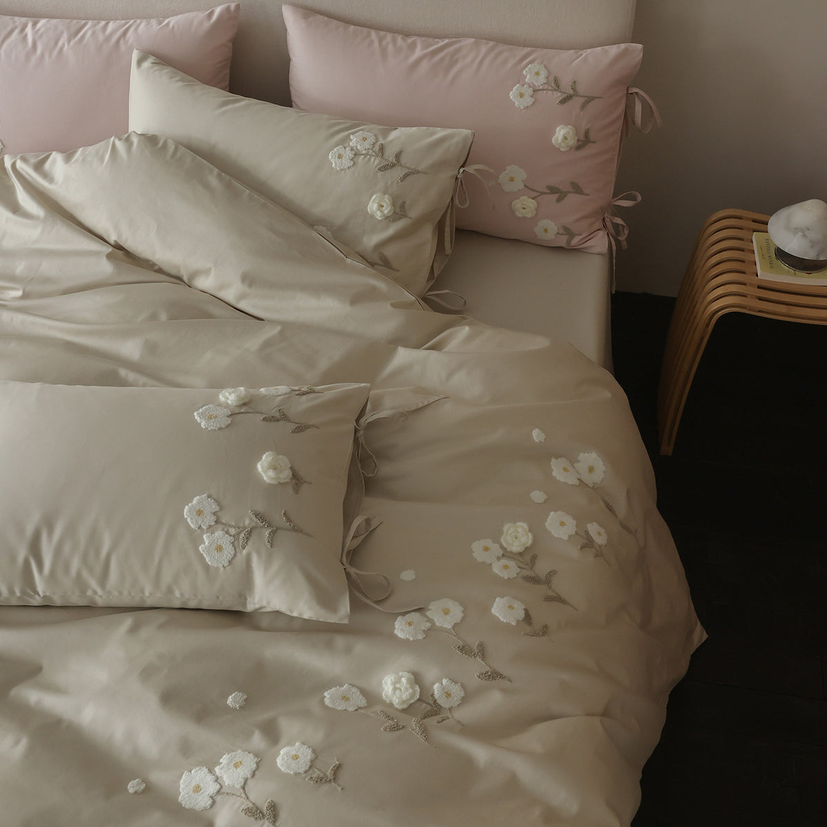 Luxuriöses besticktes Bettwäsche-Set aus Baumwollsatin mit Kissenbändern