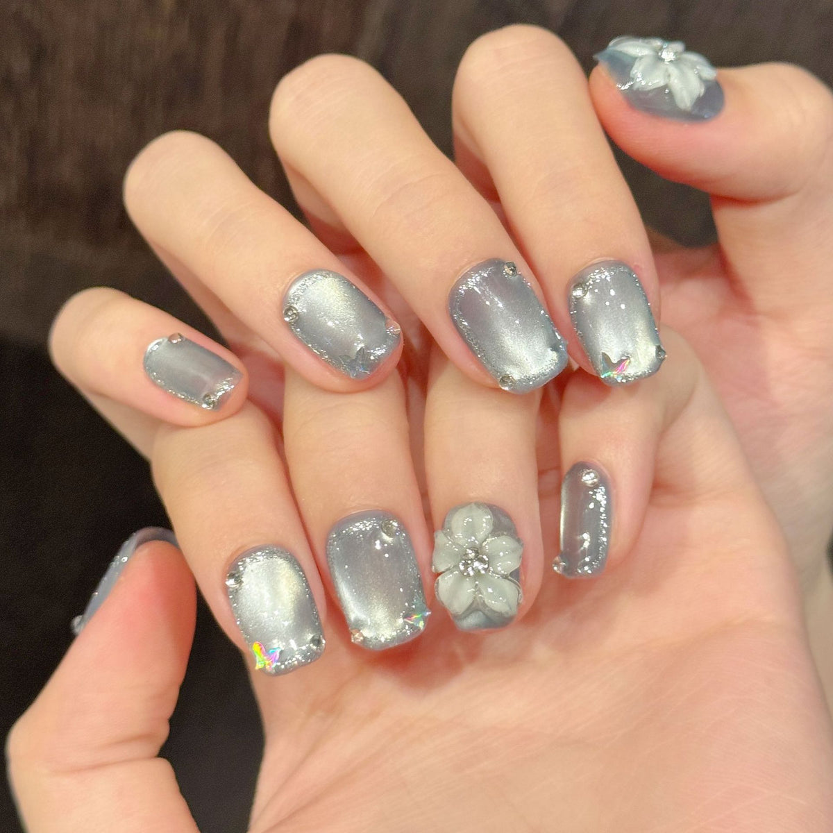 Künstlerische Druck-Nagelset mit floralen und Strass-Akzenten