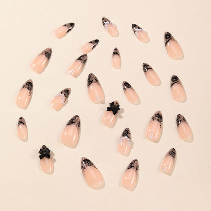 Elegantes Spitzen-Design Nail Art Brehn