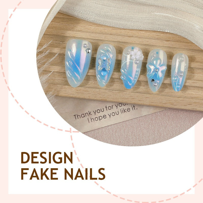 Kreatives Kunstnagelset mit floralen Akzenten und glitzernden Details Brehn