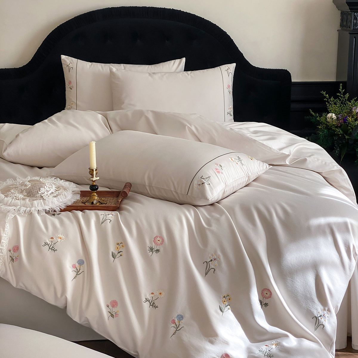 Fein besticktes Baumwollsatin-Duvetbezug-Set mit floraler Streuung und Kedernaht