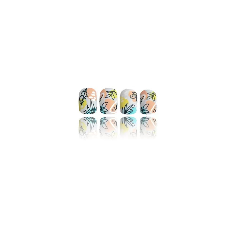 Kunstnagelset mit floralen Akzenten und kreativem Design Brehn