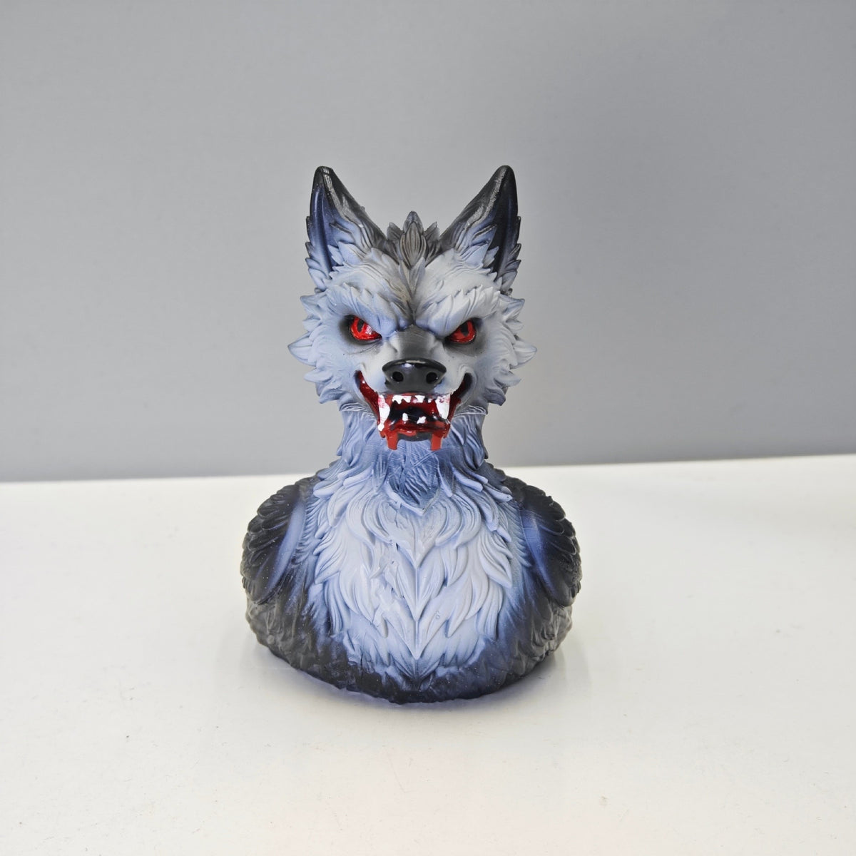 Gruselige Gummi-Ente mit Wolf-Motiv Brehn
