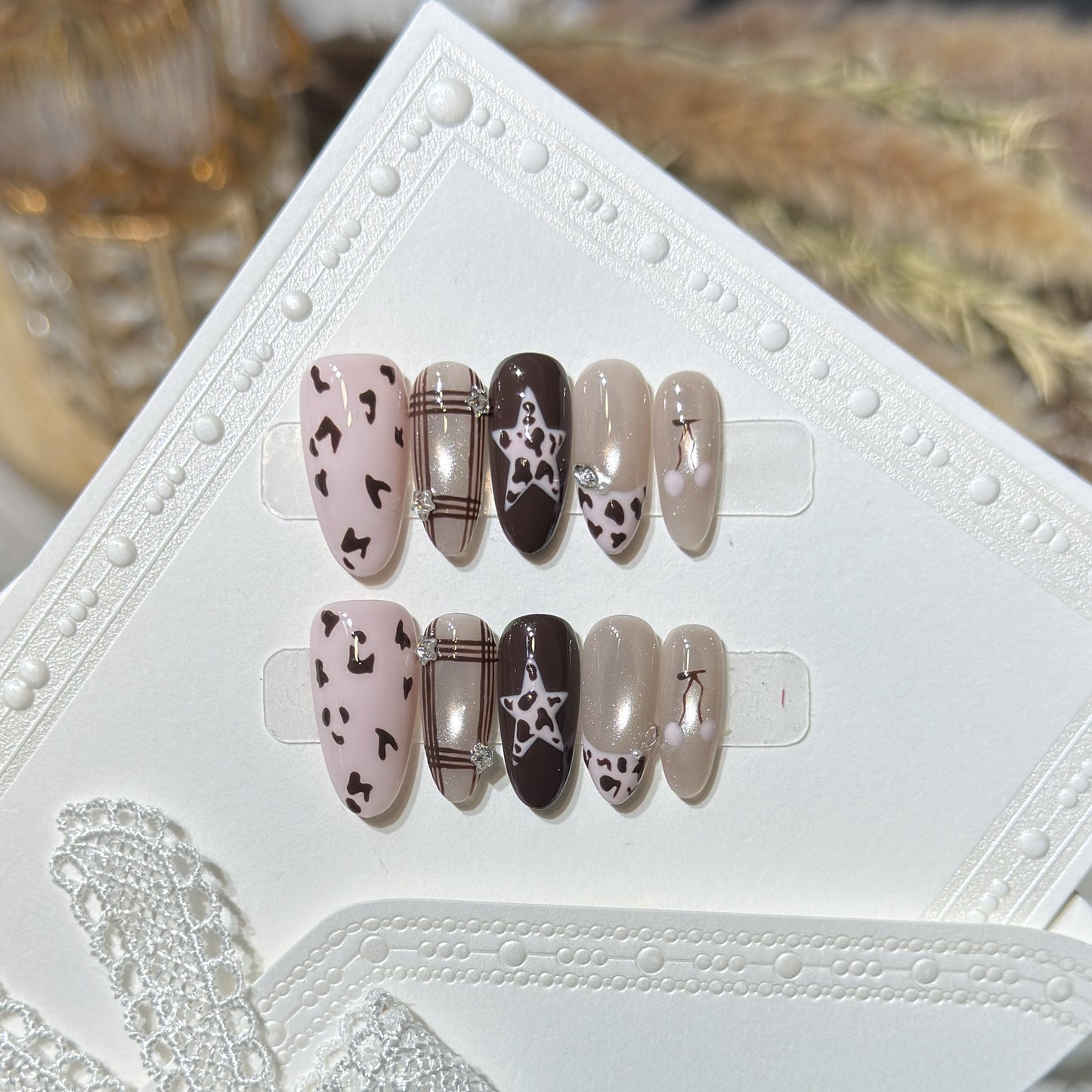 Künstlerisches Press-On Nagelkunstset mit einzigartigen Musterdesigns Brehn